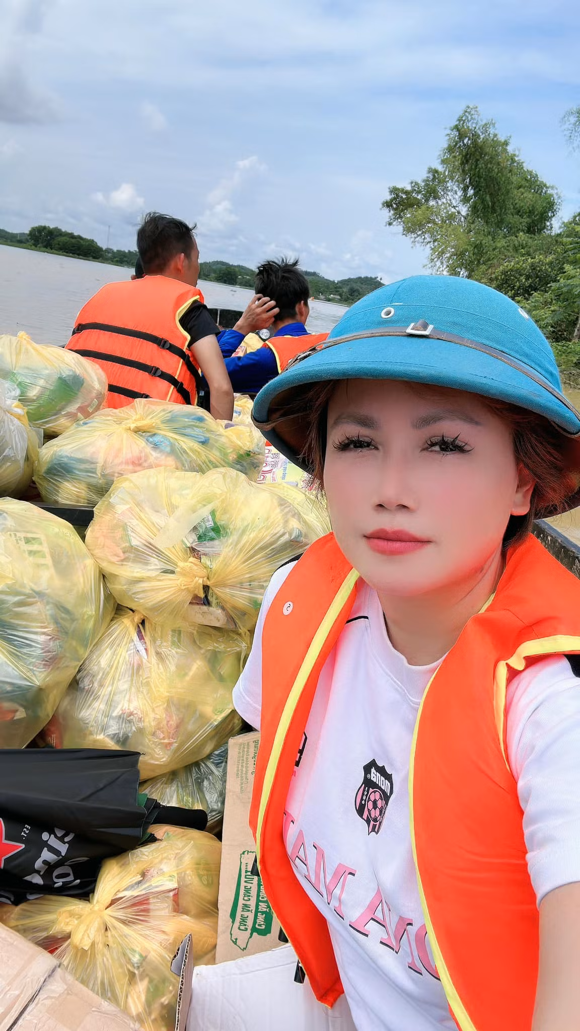 Diễn viên Hoàng Yến cùng nhóm bạn tới vùng lũ Phú Thọ gửi nhu yếu phẩm cho đồng bào vùng lũ. Ảnh: FB Đào Hoàng Yến