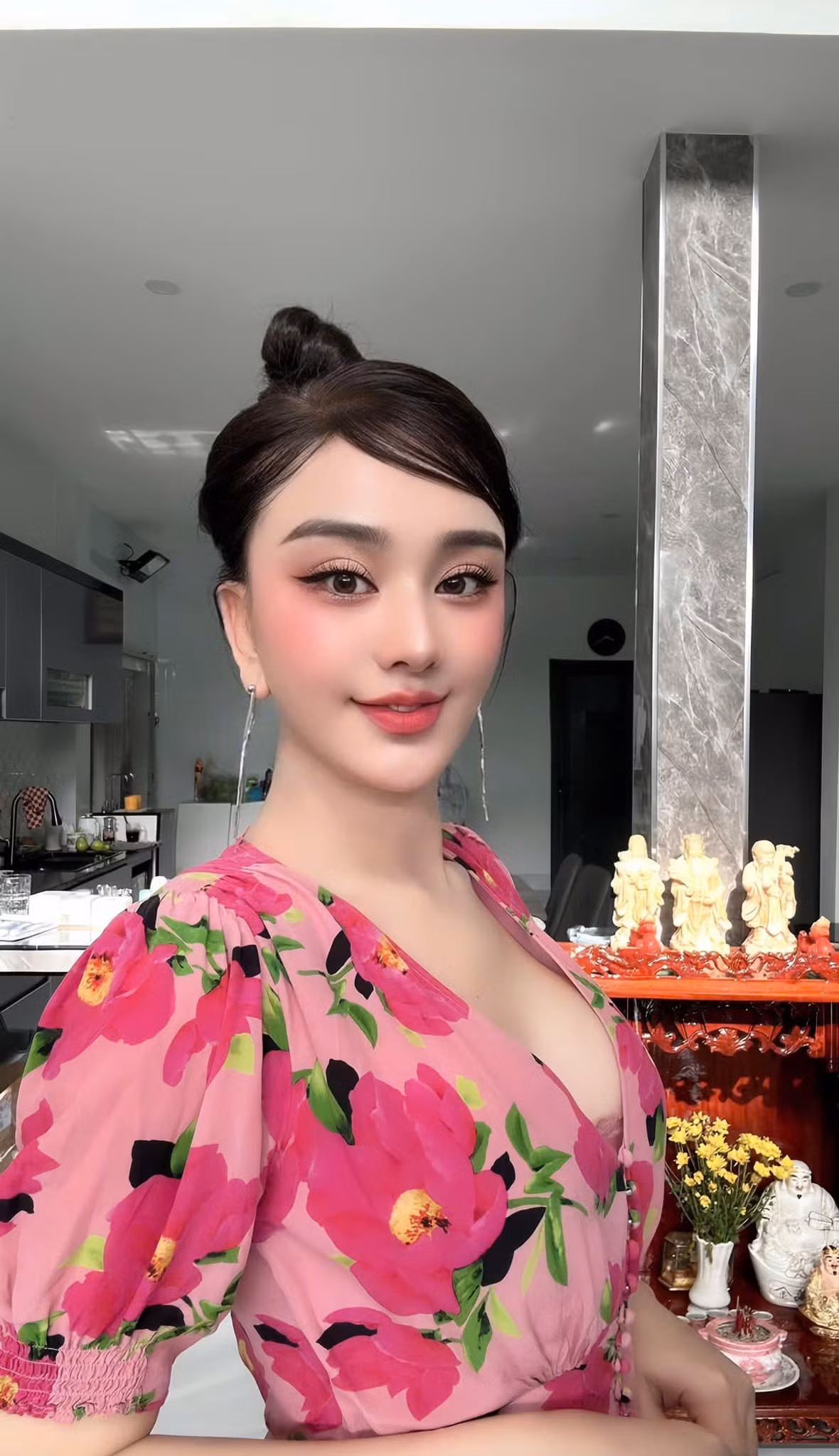 "Gái Sài Gòn về quê làm gái quê", Lâm Khánh Chi viết. Ảnh: FB Lâm Khánh Chi