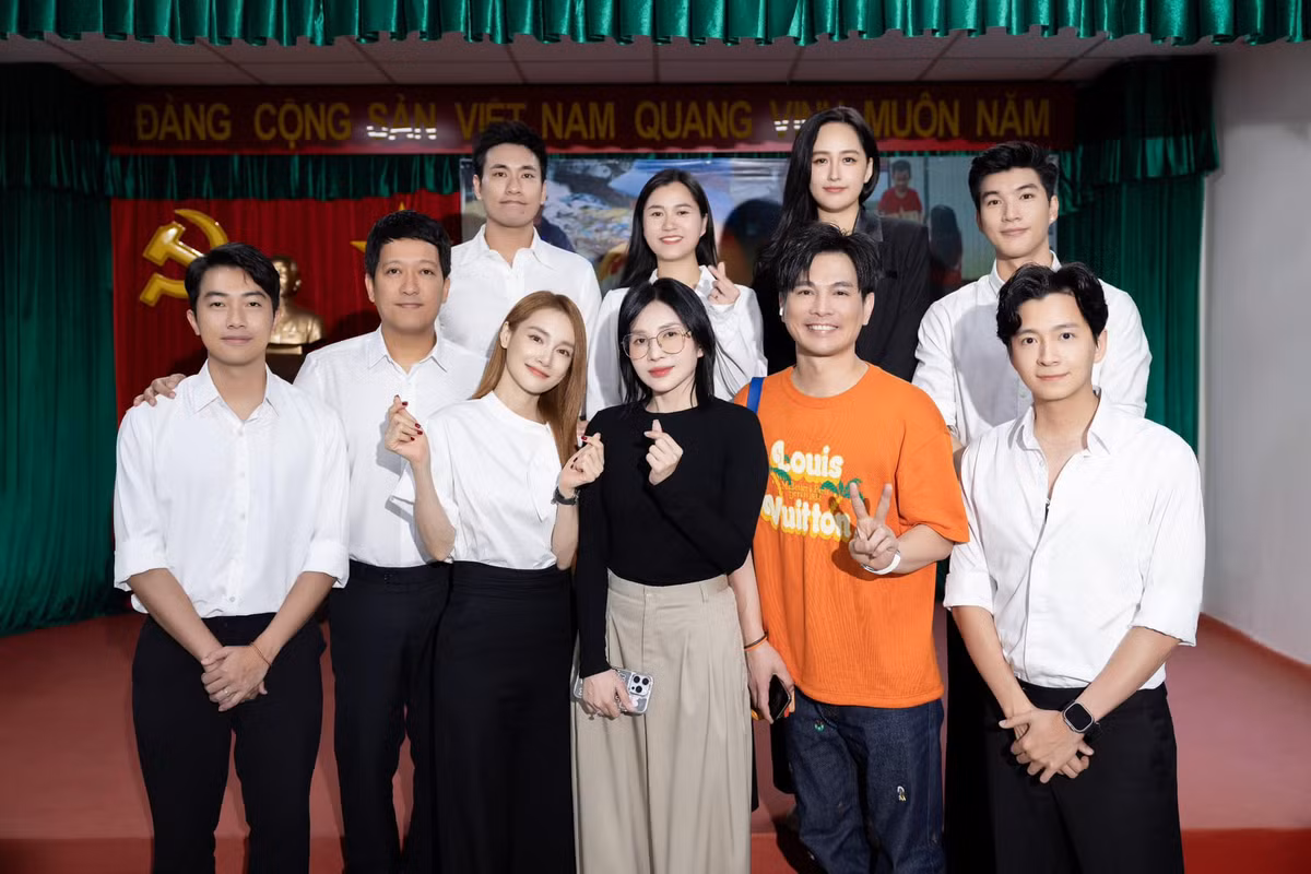 Vợ chồng Trường Giang - Nhã Phương cùng nhiều nghệ sĩ thông qua Hội Chữ thập đỏ Việt Nam hỗ trợ người dân vùng lũ miền Bắc. Ảnh: FB Trường Giang