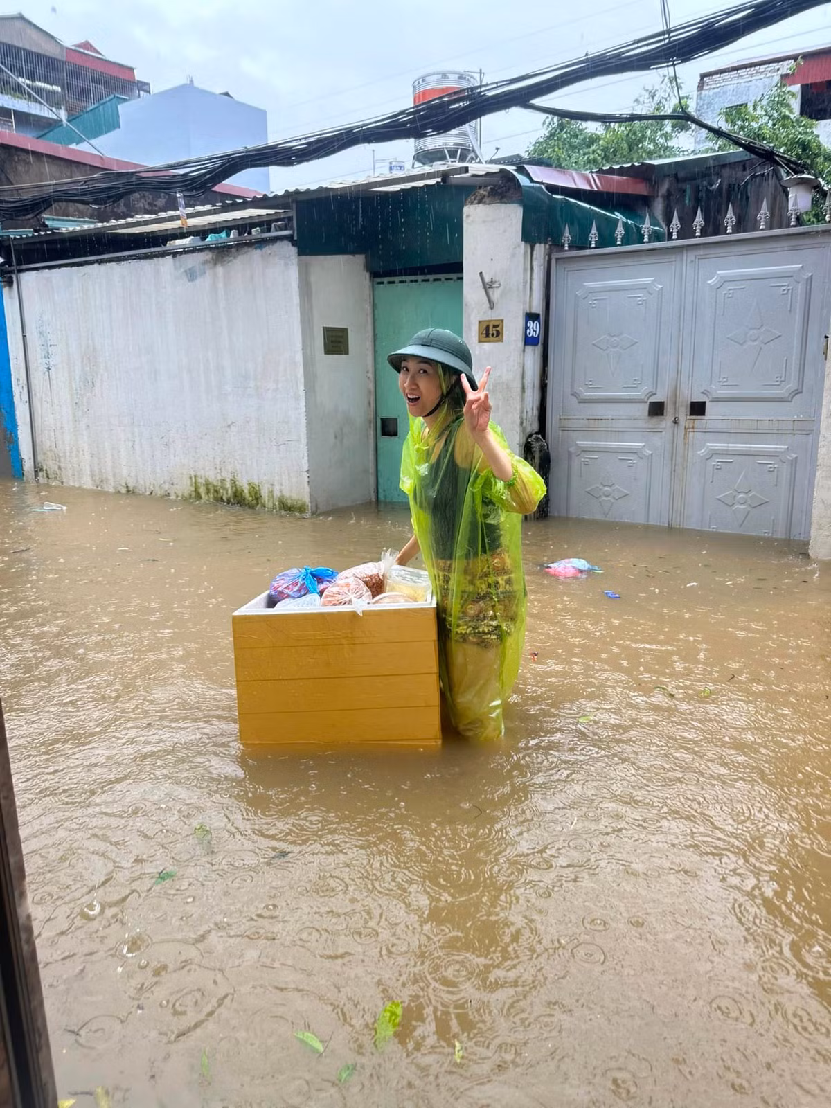 Lều Phương Anh đi hỗ trợ người dân vùng lũ. Ảnh: FB Leu Phuong Anh