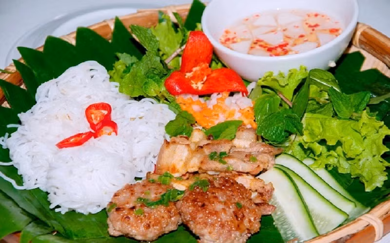Mỗi khi nói về văn hóa ẩm thực của Bắc Giang thì không thể không nhắc tới món bún Đa Mai. Bún có sợi trắng muốt, dẻo dai, ăn rất mát và bổ. Từ bún Đa Mai, chúng ta có thể tạo ra nhiều món ăn ngon như bún chả, bún nem, bún riêu cua,…