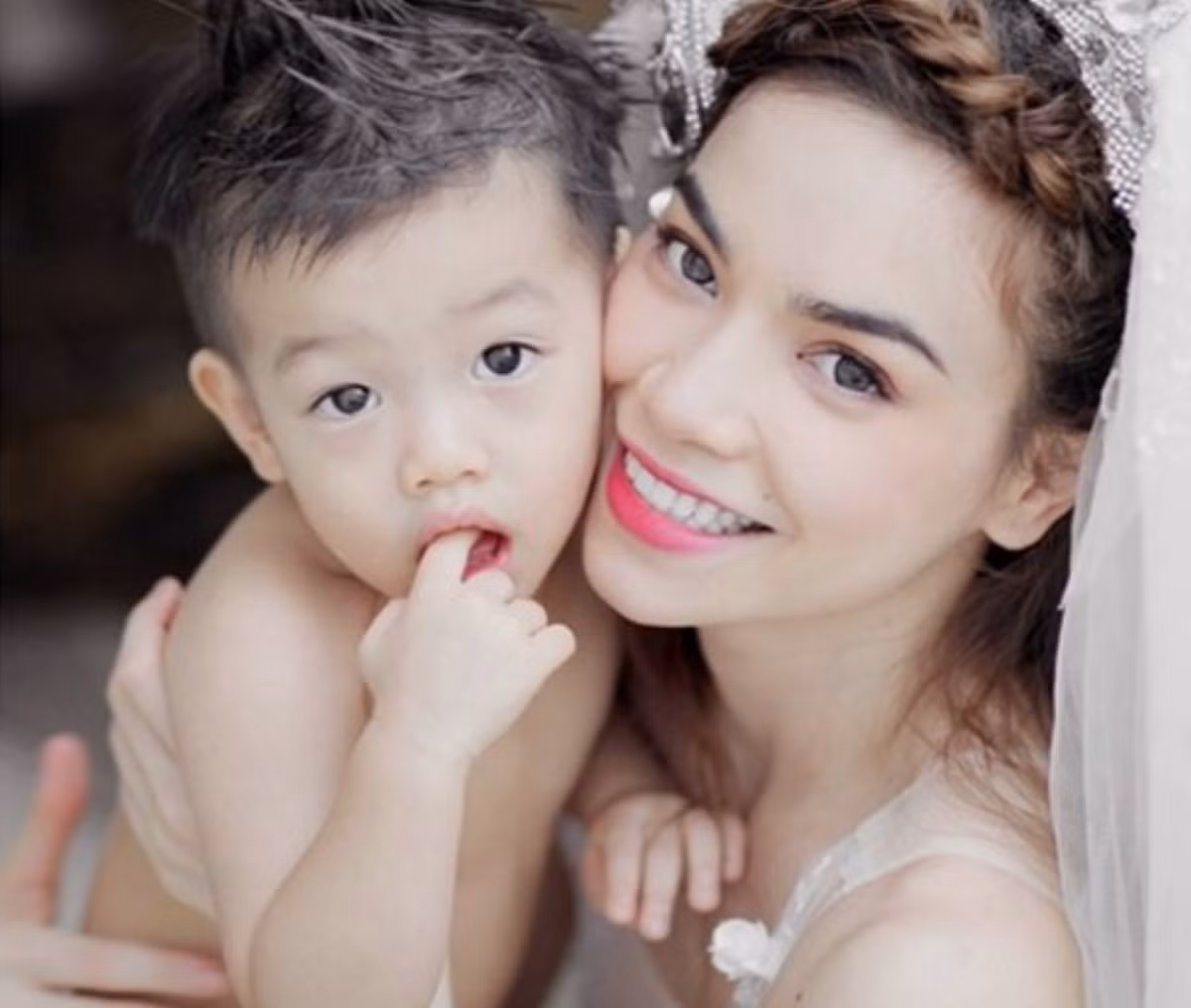 Trong số dàn nhóc tỳ nhà sao Việt phải kể đến là Subeo - con trai của Hồ Ngọc Hà và Cường Đô La. Là con trai của hai nhân vật nổi tiếng nên những hình ảnh của Subeo mỗi khi xuất hiện đều được công chúng quan tâm.