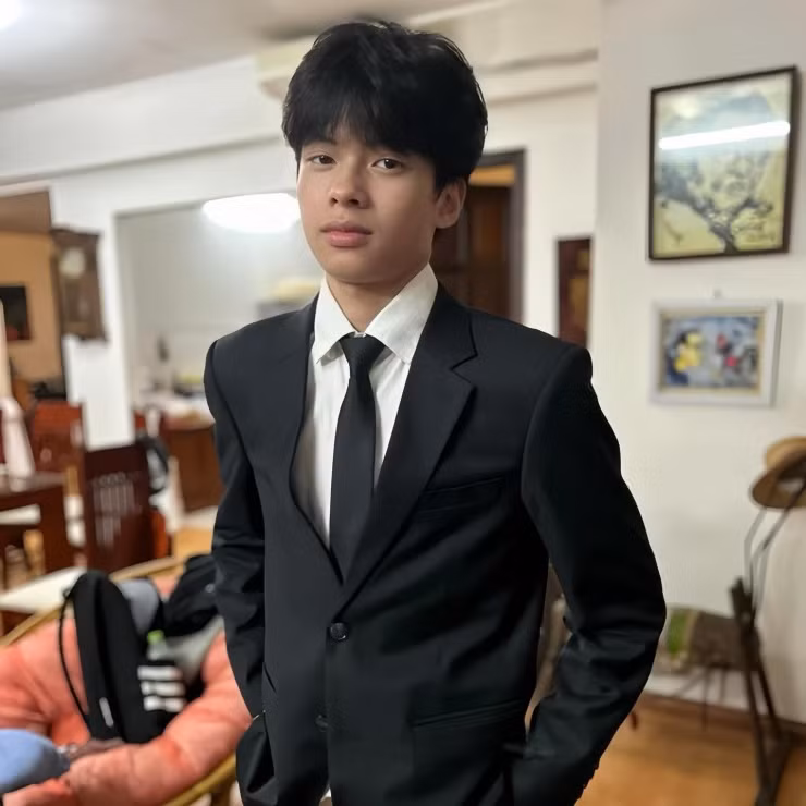Ở tuổi 16, Trần Tú sở hữu chiều cao nổi trội cùng thần thái chuẩn "soái ca" khiến nhiều khán giả phải trầm trồ.