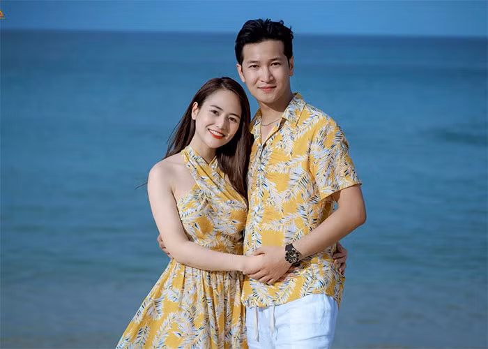 "Chúng tôi yêu nhau được 7 năm rồi, từ thời đại học. Năm sau, chúng tôi sẽ tổ chức hôn lễ. Nếu không vì dịch, tôi định cưới từ 2020. Sau đó, tôi lại bận nhiều lịch nên hoãn đến bây giờ. Tôi cũng là kiểu phụ nữ của gia đình, nếu không phải đi đâu ra ngoài thì chỉ thích ở nhà", Việt Hoa chia sẻ với Zing.