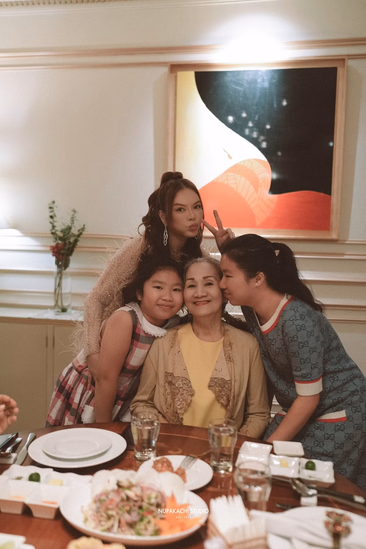 Bà tự hào khi thấy con xuất hiện trên thảm đỏ quốc tế, chăm làm từ thiện…, nhưng cũng là người căn dặn con gái đừng vì ở trên đỉnh cao mà quên đi mọi thứ.