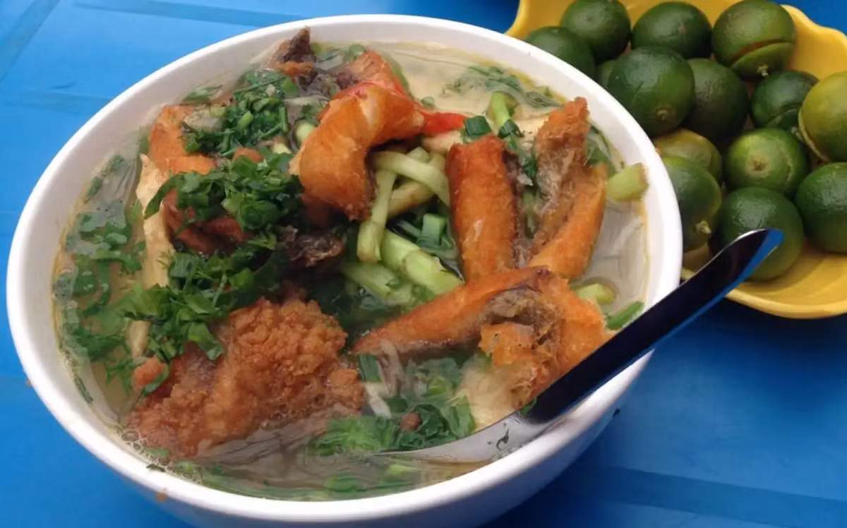 Bún cá lóc ăn tại Mộc Châu sẽ tìm thấy được hương vị khác biệt. Món ăn này sẽ có đầy đủ bún, dọc mùng, thịt cá, cà chua,... mang đến hương vị cực kỳ hấp dẫn chỉ muốn ăn mãi không thôi.