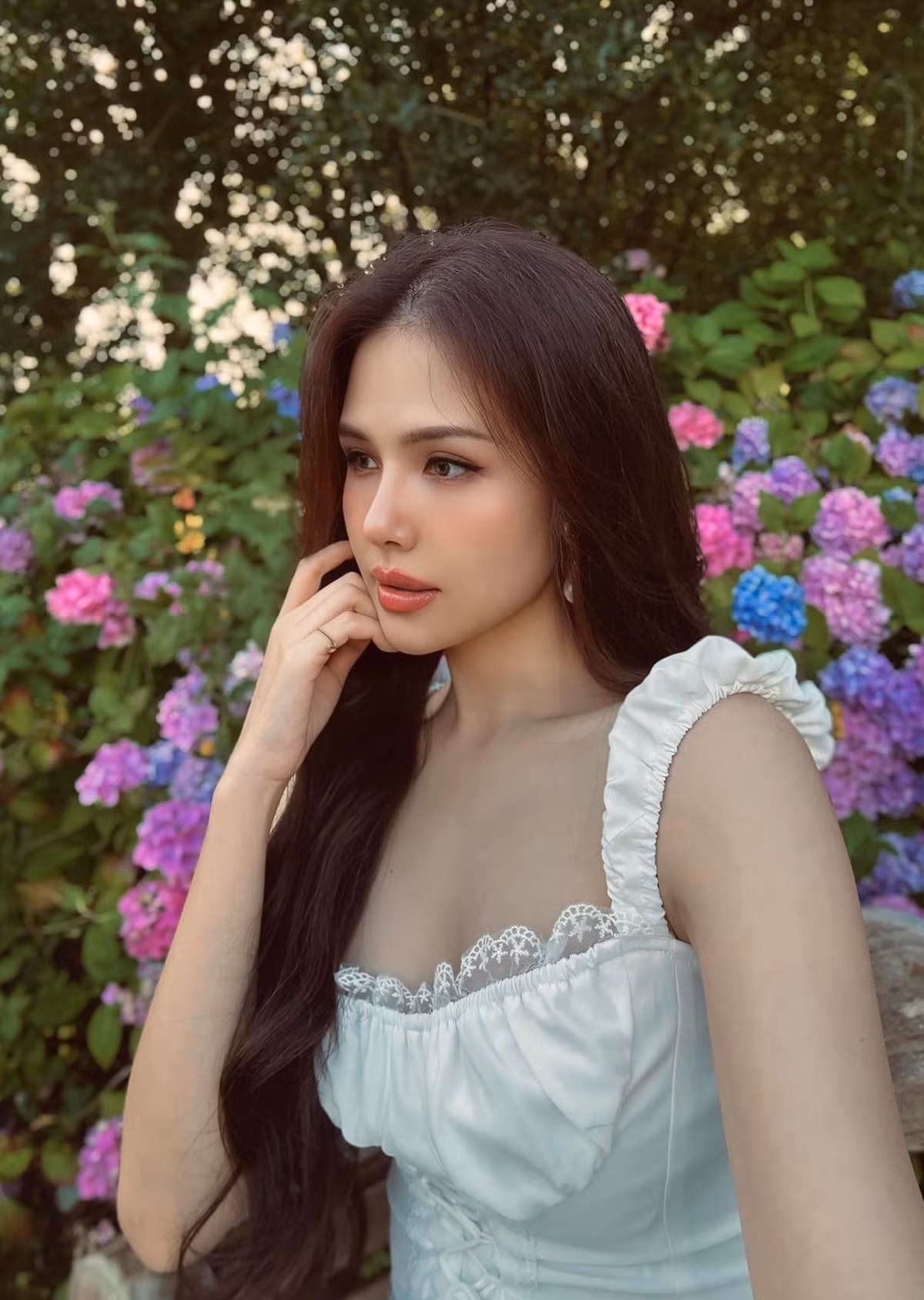 Phanh Lee thả dáng ở Anh: "Em không đủ đẹp để làm anh say nắng. Nhưng em đủ nắng để sưởi ấm trái tim anh". Ảnh: FB Phương Anh Lê