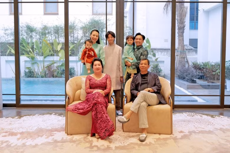 Không ít người bày tỏ sự bất ngờ khi chứng kiến tay chơi "khét tiếng" ngày nào trở thành một "ông bố bỉm sữa" thành thạo mọi việc. Ảnh: Người đưa tin