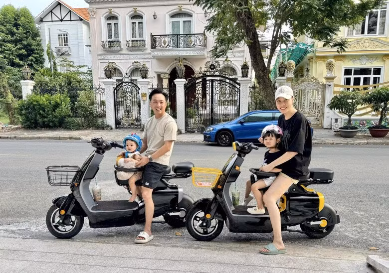 Từ khi cưới Đàm Thu Trang, Cường Đô la dành những thứ tốt đẹp nhất cho vợ con, xây dựng căn biệt thự mới sang trọng, rộng rãi, mua tặng xe hơi, hàng hiệu đắt đỏ... Ảnh: Người đưa tin