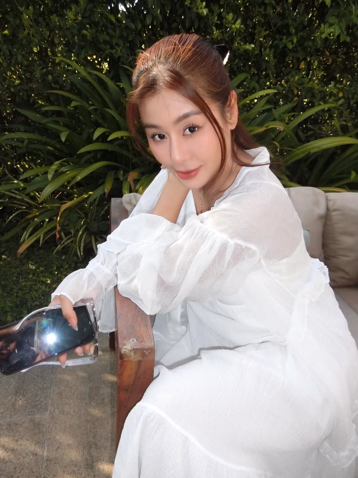 Mọi động thái của nữ diễn viên sinh năm 1987 đều được cư dân mạng theo dõi sát sao. Ảnh: FB Trần Nam Thư