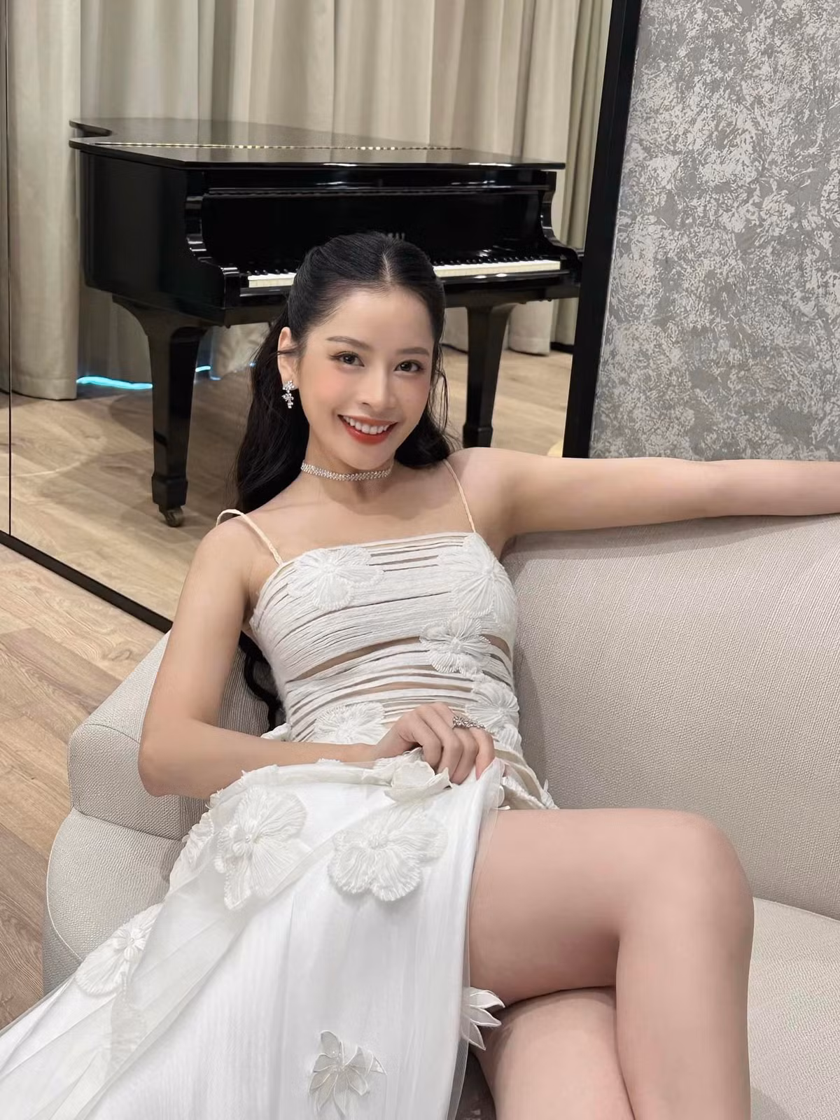 Chi Pu diện đầm trắng đẹp tinh khôi. Ảnh: FB Chi Pu