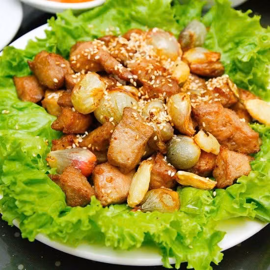 Đem thịt dê xào với tỏi mang đến món ăn giúp tăng cường sinh lực, bổ thận, tráng dương. Ảnh SK&amp;ĐS