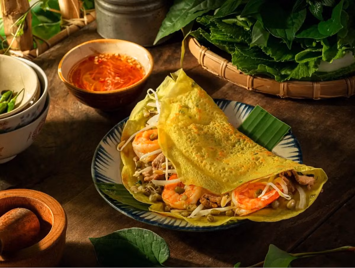 Bánh xèo không chỉ là đặc sản Sa Đéc mà còn là một nét ẩm thực tuyệt vời của khu vực miền Tây. Bánh xèo Sa Đéc được làm trong khuôn chảo lớn, phần bánh không quá dày nhưng cũng chẳng quá mỏng, nhân bánh đa dạng như giá, thịt băm, tôm sú và còn có cả thịt vịt vô cùng hấp dẫn. Ảnh: @shutterstock