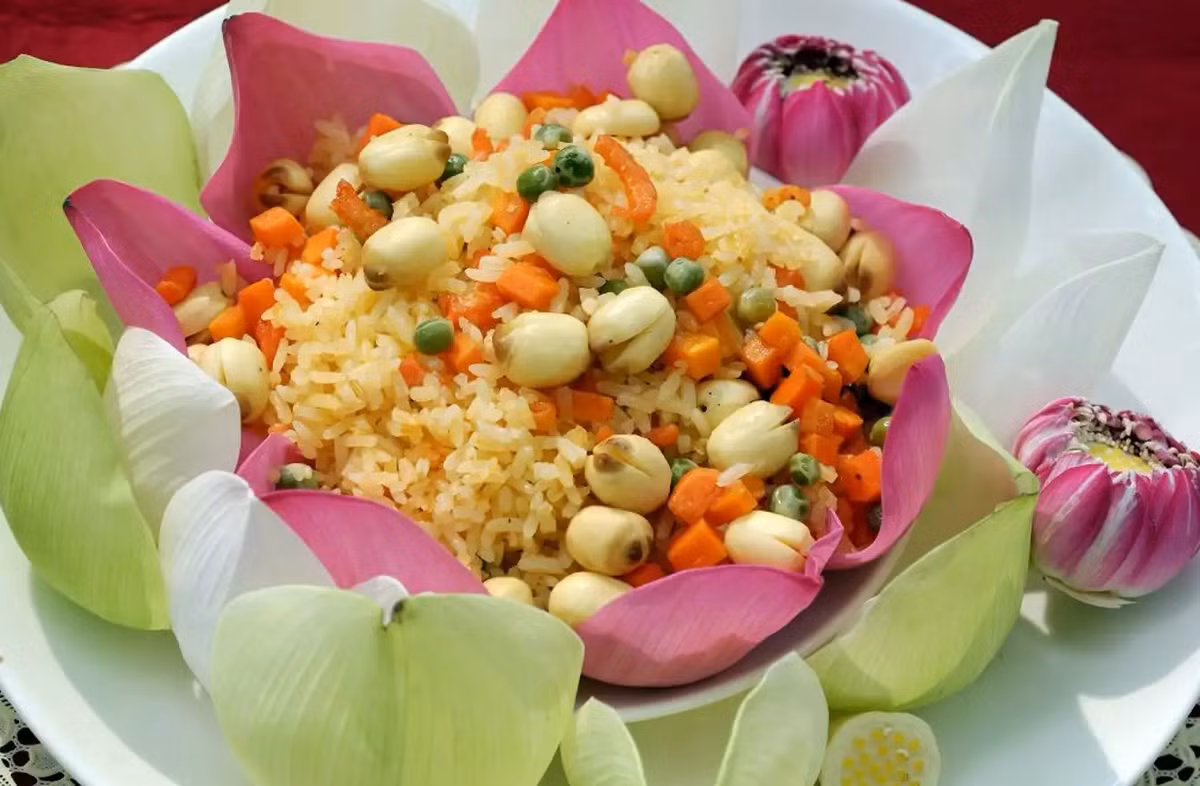 Cơm hạt sen là một nét ẩm thực truyền thống tại TP. Sa Đéc, Đồng Tháp. Cơm khi được nấu sẽ thêm vài hạt sen lên trên bề mặt. Đợi đến khi phần cơm chín sẽ có ngay món cơm với vị thơm ngát từ các loại hạt sen. Ảnh: @shutterstock