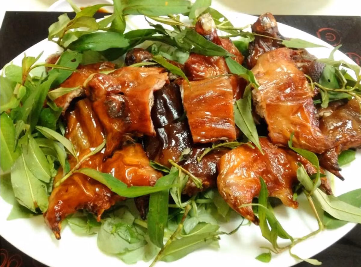 Chuột quay lu là một món ăn khá đặc biệt và không phải ai cũng dám thử. Tuy nhiên, đây lại là một món ăn đặc sản của Sa Đéc. Chuột được làm sạch, ướp gia vị rồi quay trên lu than hồng. Thịt chuột thơm ngon, chắc thịt, ăn kèm với rau sống và bánh tráng. Ảnh: FB @dongthap.top