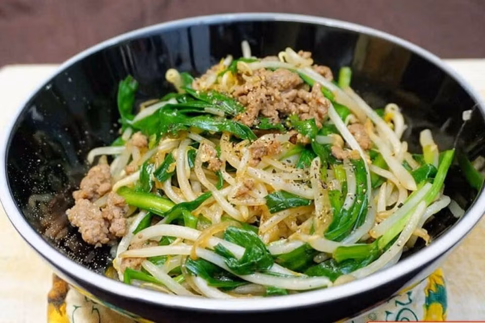  Giá xào hẹ: Với hương vị thanh mát, giá xào hẹ được xem là một món chay ăn thanh đạm, cung cấp nhiều dưỡng chất tốt và giúp cơ thể thanh lọc sau những ngày mệt mỏi. Chỉ với vài bước đơn giản là bạn sẽ có ngay một món giá xào hẹ với hương thơm "mê ly" và màu sắc bắt mắt. Hẹ dai mềm kết hợp với giá xào giòn ngon, thấm đẫm gia vị chắc chắn sẽ mang lại một bữa ăn ngon miệng cho bạn và gia đình. Ảnh Internet
