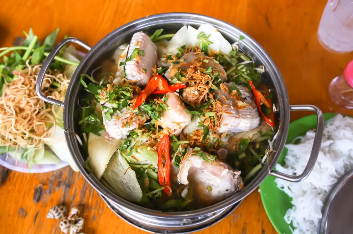 Nhắc đến đặc sản Đắk Lắk chắc chắn không thể nào thiếu món lẩu cá lăng, đây là một loài cá sinh sống nhiều tại sông Sêrêpôk. Cá lăng có thịt ngon, thân săn chắc và có thể chế biến thành nhiều món. Nhưng ngon nhất là lẩu cá lăng. Ảnh: Shutterstock