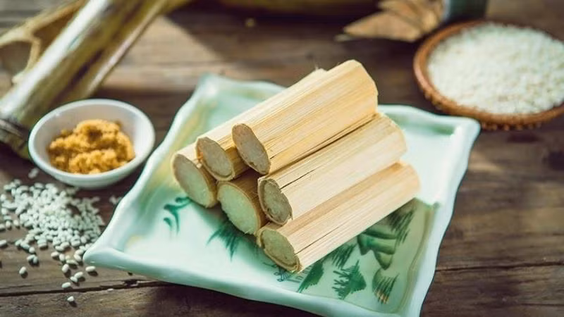 Cơm lam là đặc sản Đăk Lăk đơn giản nhưng lại mang đến hương vị đặc trưng của núi rừng. Cơm lam được chọn từ loại nếp tốt nhất để đảm bảo vừa thơm, vừa dẻo, sau đó đem ngâm qua đêm và thêm chút muối vào, trộn đều và cho vào ống lam đem nướng trên bếp. Ảnh: Bách hoá Xanh