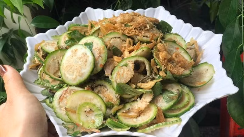 Đến Đắk Lắk bạn cũng nên thử cà đắng. Loại quả dân dã này không chỉ là thực phẩm quen thuộc mà còn là một đặc sản độc đáo. Vị đắng nhẹ nhàng, kết hợp với các nguyên liệu khác tạo nên những món ăn hấp dẫn, mang đậm hương vị núi rừng. Ảnh: Bách hoá Xanh