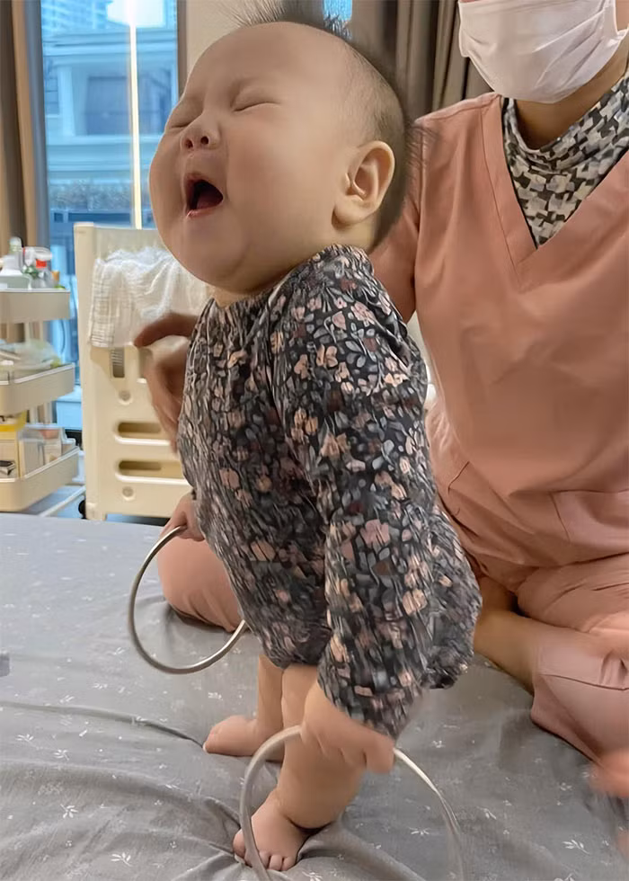 "Mẹ cháu suốt ngày chê cháu bụng to nên cháu phải chăm chỉ tập gym thôi. Cô chú đừng cười cháu", nữ diễn viên "Quỳnh búp bê" viết bình luận trên trang cá nhân.