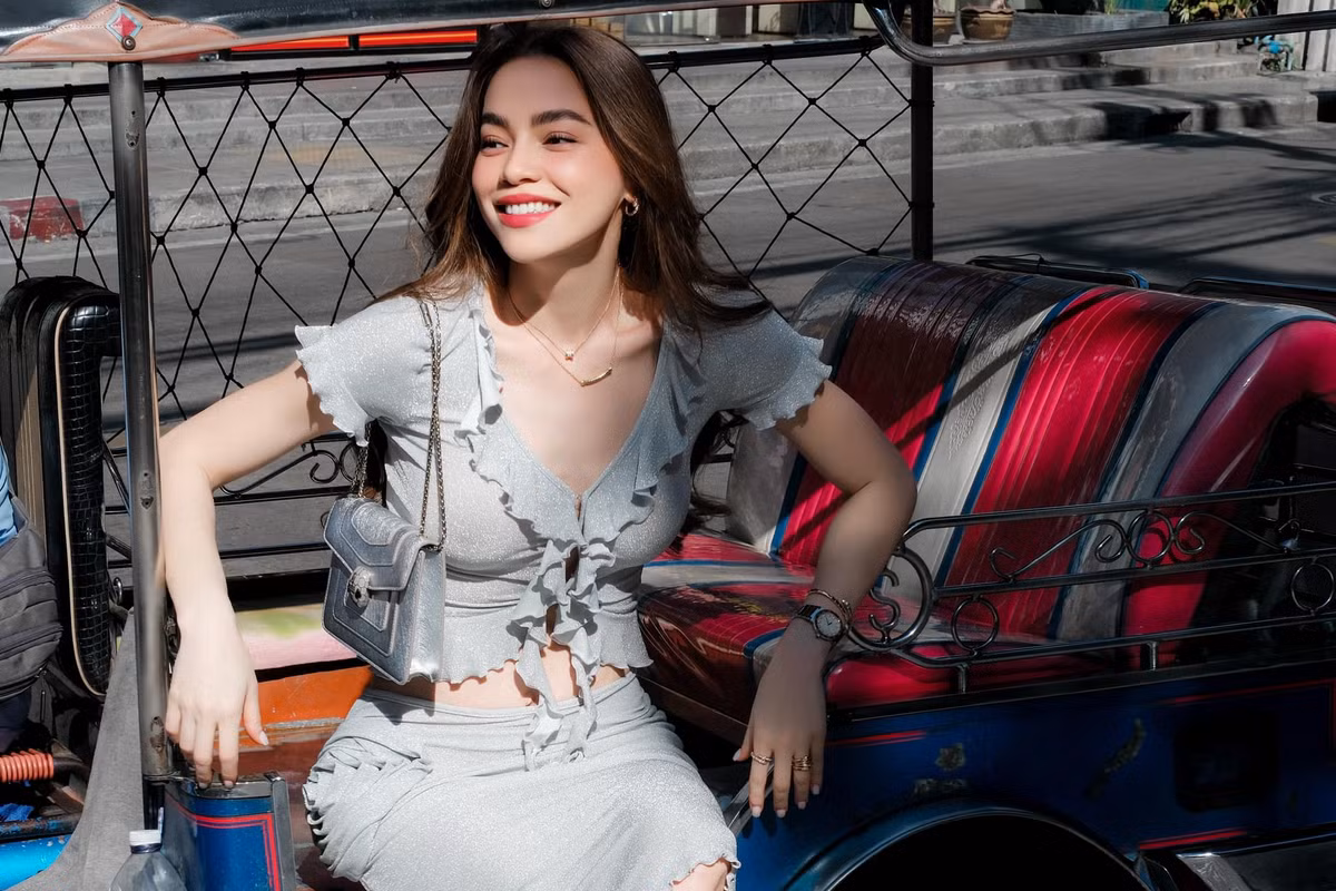 Ca sĩ Hồ Ngọc Hà tạo dáng xinh đẹp bên cạnh xe tuktuk. Ảnh: FB Ho Ngoc Ha