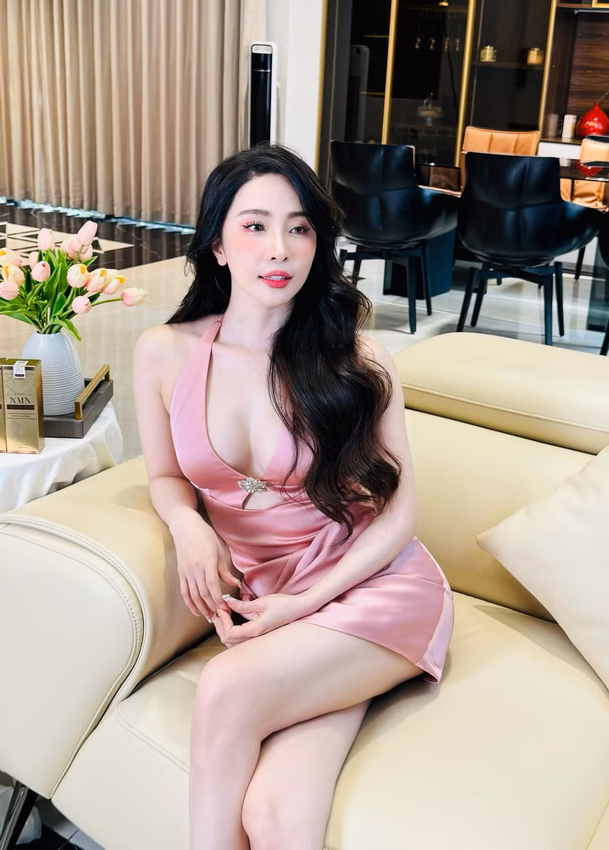 Đặc biệt, gu thời trang sành điệu, quyến rũ của Quỳnh Nga luôn khiến cô trở thành tâm điểm chú ý mỗi khi xuất hiện.