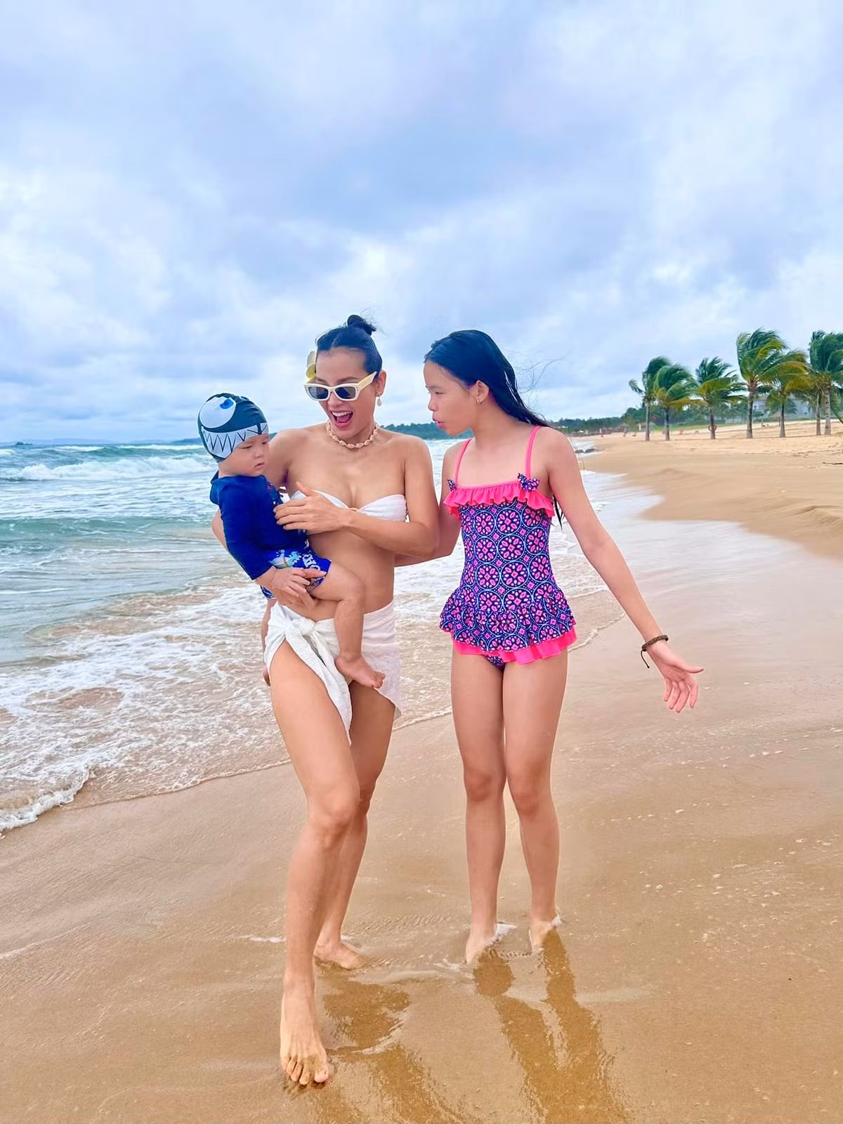 Phương Trinh Jolie khoe khoảnh khắc đi biển cùng con. Ảnh: FB Phương Trinh Jolie