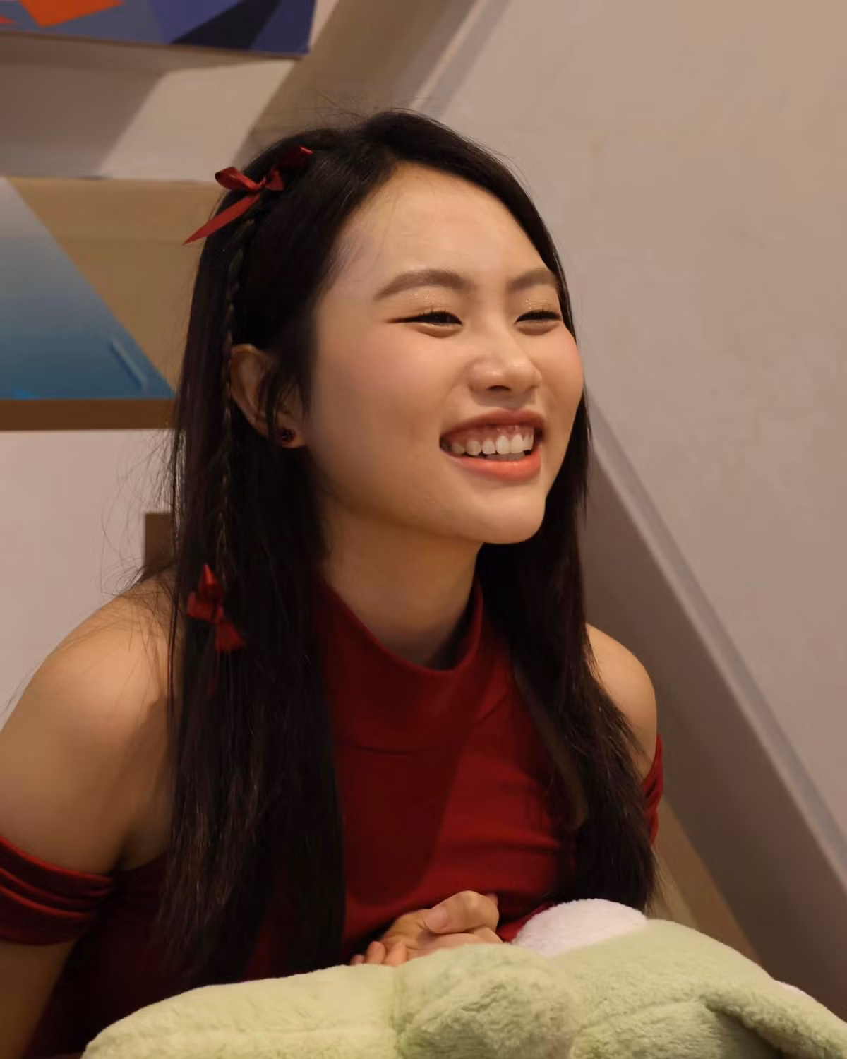 Phương Mỹ Chi cười tít mắt khi lên sóng giao lưu cùng fans. Ảnh: FB Phương Mỹ Chi