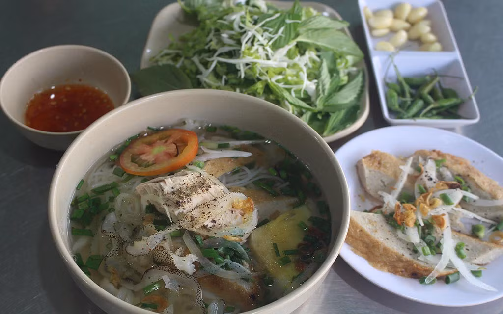 Tại Ninh Thuận, sứa được chế biến thành hai món, bún sứa và gỏi sứa. Tuy nhiên, bún sứa là món được nhiều người yêu thích hơn vì nó mang hương vị nhẹ nhàng nhưng đầy thú vị.