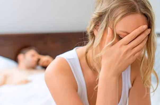 Không chú ý đến cơ thể "đối tác", chỉ tập trung vào "cơ quan sinh dục": Quan tâm đến "cơ quan sinh dục" là một điều nên làm nhưng nếu chỉ biết đến mỗi bộ phận này khi "yêu" mà bỏ qua các điểm kích thích ở các cơ quan khác thì rất có thể "chuyện vợ chồng" của bạn sẽ không được như ý. Thậm chí thói quen này còn khiến cho cả hai cảm thấy nhàm chán, lãnh cảm. Vì vậy, đừng bỏ qua những "vùng kích thích" khác nhé, chỉ cần một chút vuốt ve chúng thôi đôi khi cũng có thể giúp bạn cảm thấy ham muốn hơn rất nhiều. Ảnh minh họa