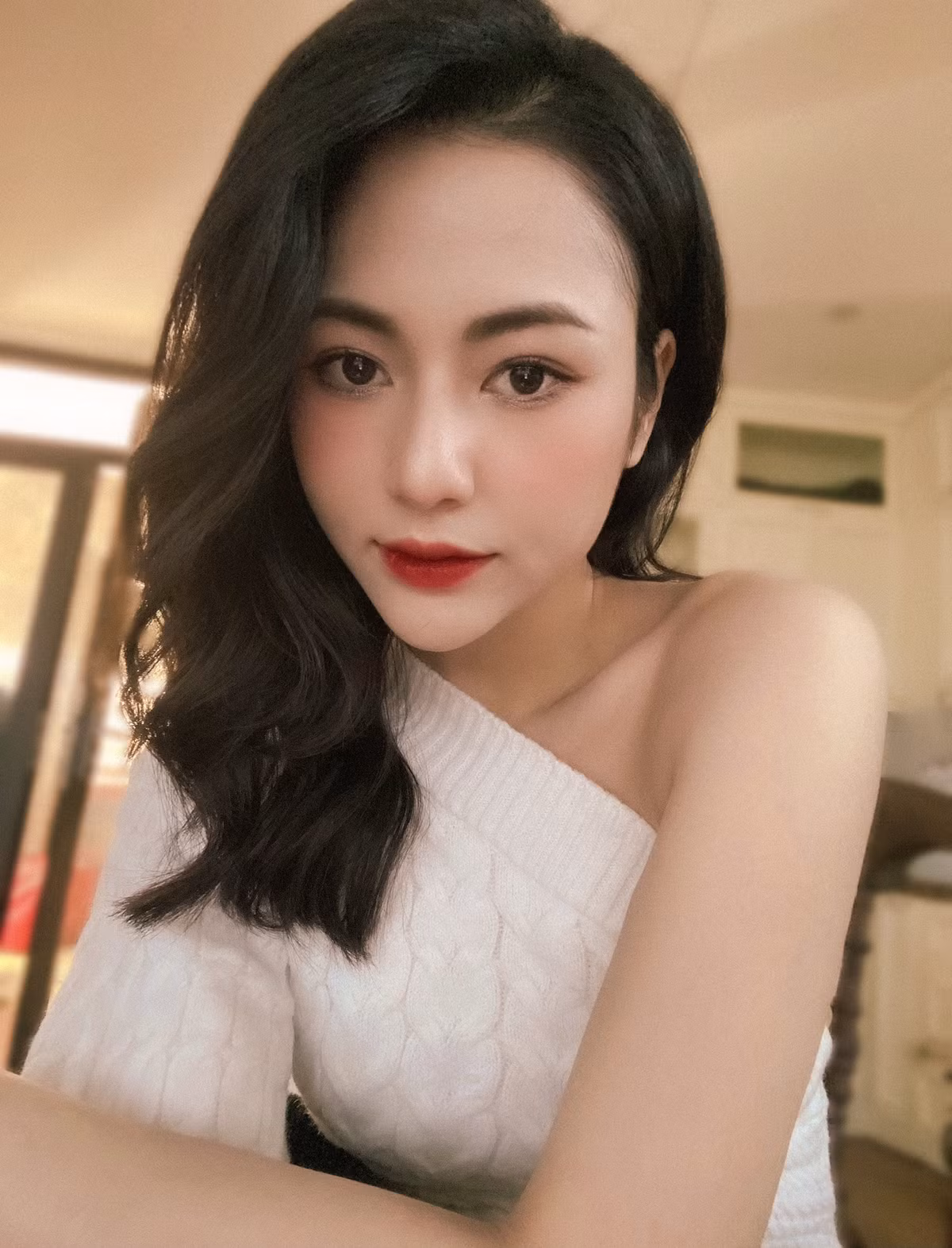 Cô quen thuộc với khán giả qua nhiều vai diễn trong các phim truyền hình Việt gần đây như: Cô gái nhà người ta, Trở về giữa yêu thương, Hương vị tình thân, Anh có phải đàn ông không, Thông gia ngõ hẹp, Dưới bóng cây hạnh phúc, Nơi giấc mơ tìm về, Mình yêu nhau bình yên thôi… Ảnh: FB Vũ Việt Hoa