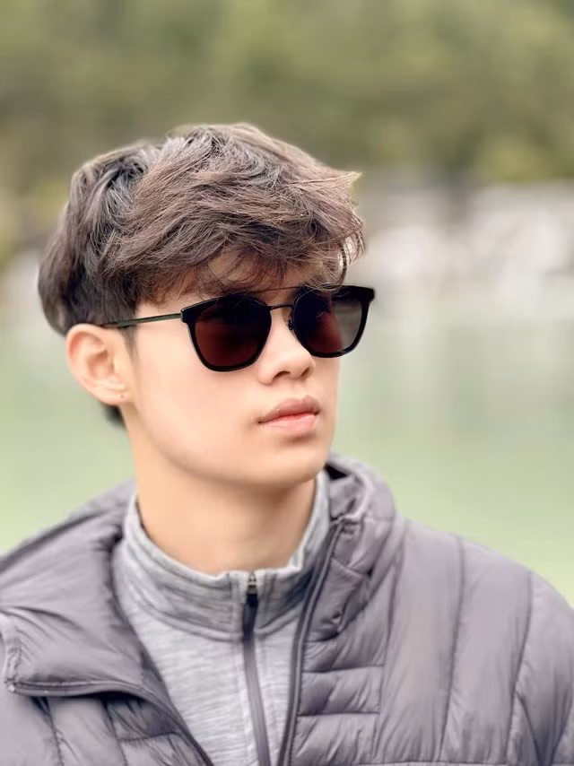 Tony rất giỏi thể thao như bơi lội, bóng đá, golf, cờ vua, bóng rổ, võ thuật... Con trai Hiền Mai đã đoạt khoảng 60 huy chương cùng nhiều cúp vàng, bạc về các bộ môn này, trong đó đặc biệt phải kể tới các giải bơi giữa các trường quốc tế ở Đông Nam Á và châu Á.
