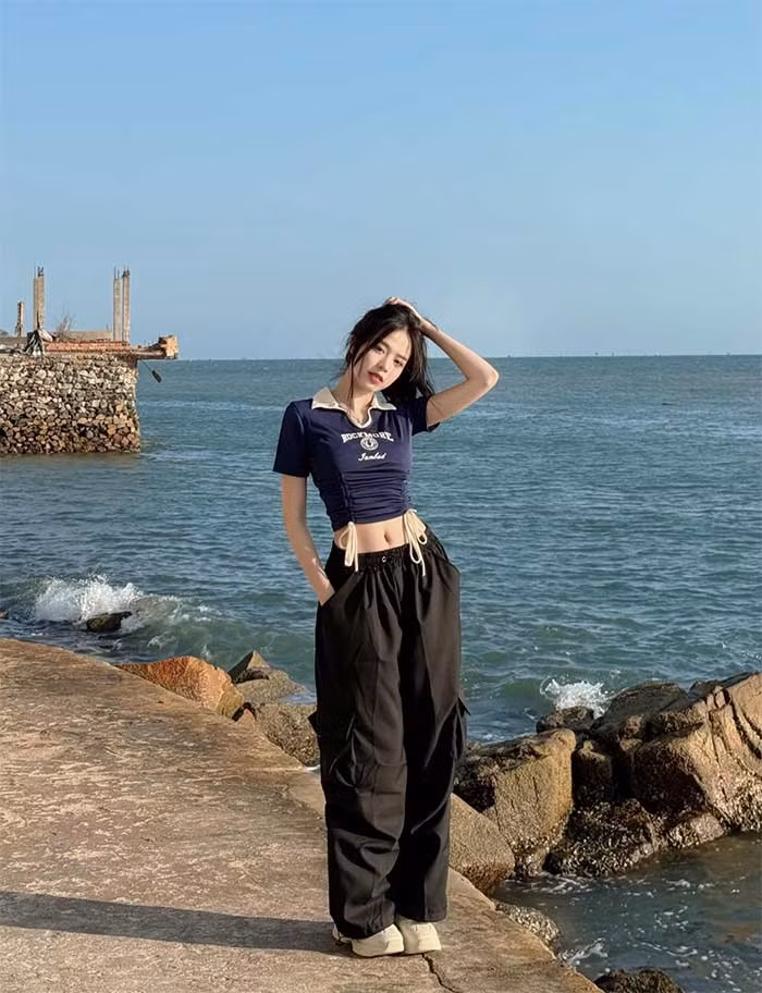 Quần ống rộng, áo crop top, người đẹp 22 tuổi cực kỳ giản dị khi đứng chụp ảnh bên bờ biển. (Ảnh: FB Huỳnh Thị Thanh Thủy)