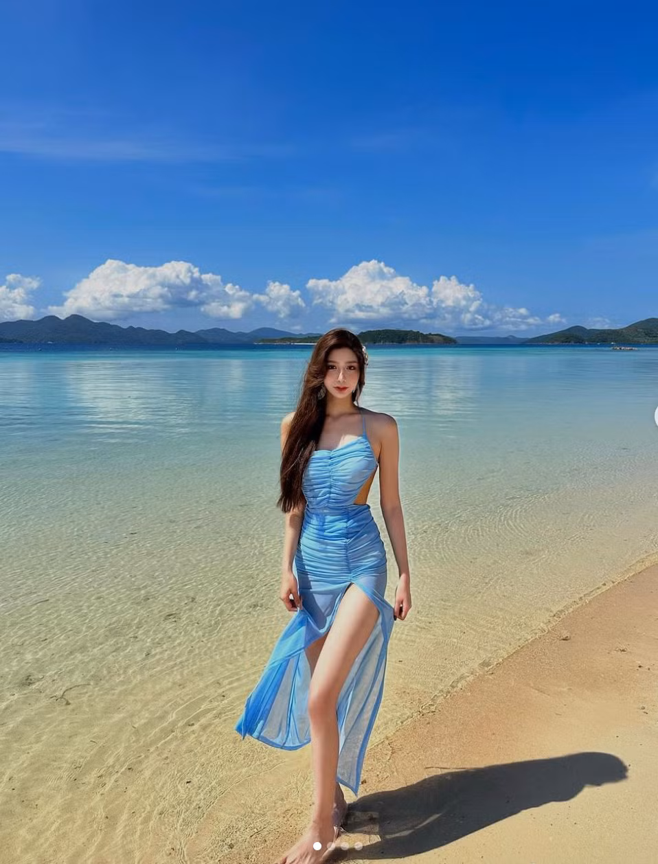 Phong cách thời trang của Miao Zhi không chỉ dừng lại ở sự gợi cảm. Cô còn thể hiện sự đa dạng khi thử nghiệm nhiều phong cách khác nhau, từ cá tính, nổi loạn đến dịu dàng, nữ tính.