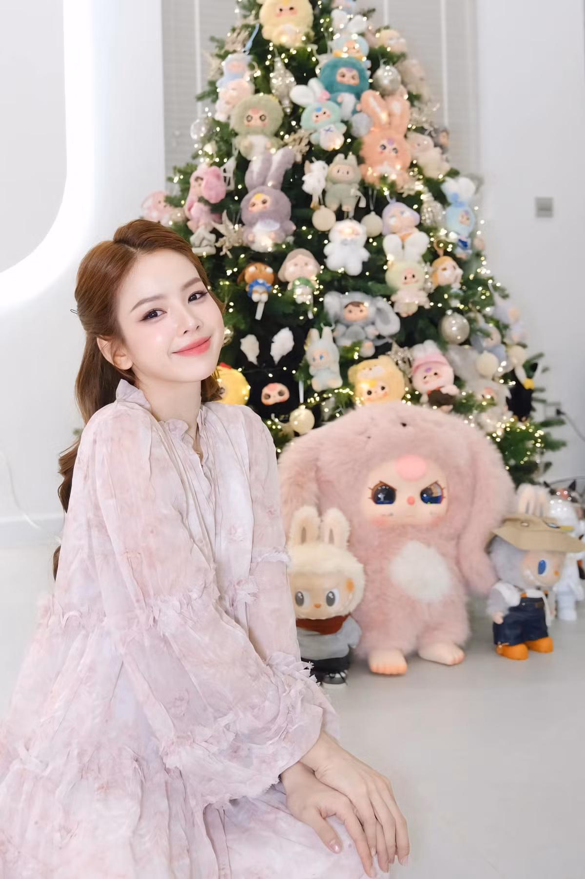 DJ Mie khoe cây thông Noel treo Labubu. Ảnh: FB DJ Mie