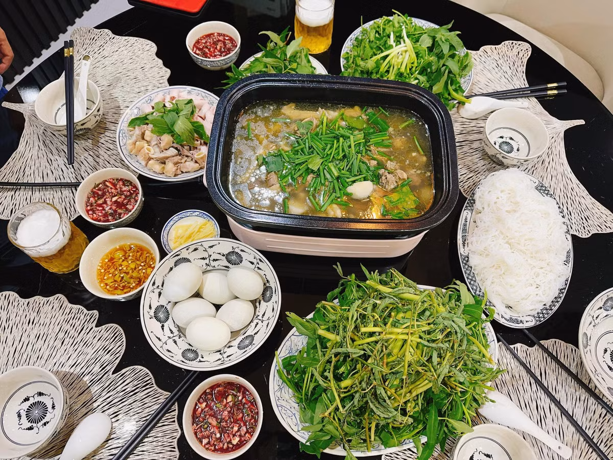 Phương Oanh còn trổ tài đánh tiết canh vịt để cho ông xã thưởng thức.