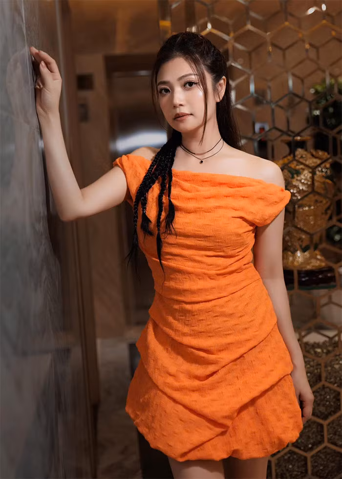 Công chúng từng bất ngờ khi cô là mẹ đơn thân suốt 7 năm. Cô chia tay bạn trai khi biết mình vừa có thai. Đến năm 2020 Kiều Anh thông báo kết hôn, thời điểm hiện tại danh tính chồng của nữ diễn viên vẫn được giữ bí mật. Cô chỉ tiết lộ, ông xã sinh năm 1986, không hoạt động trong lĩnh vực nghệ thuật. (Ảnh: FB Kiều Anh)