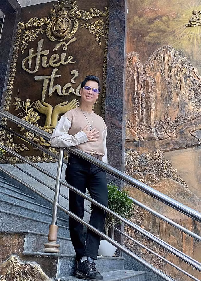 Nam ca sĩ 56 tuổi hiện đang sống độc thân trong căn biệt thự dát vàng có tên Thiên Niên Kỷ tại TP.HCM. Tuy nhiên Ngọc Sơn lại duy trì lối sống rất đơn giản. Ngoài thời gian dành cho ca hát, anh tập luyện thể thao và sáng tác nhạc. (Ảnh: FB Ngọc Sơn)