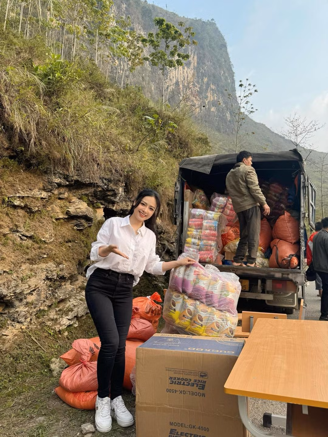 Ca sĩ Dương Hoàng Yến chăm làm từ thiện.