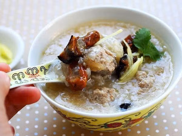 Cháo thịt cừu nhục thung dung: Nhục thung dung 10 – 15g, thịt cừu nạc 2 lạng, gạo tẻ 2 lạng, một chút muối tinh, hành 2 cây, gừng 3 lát. Lần lượt rửa sạch nhục thung dung, thịt cừu sau đó thái nhỏ. Trước tiên dùng nồi đất sắc nhục thung dung lấy nước cốt, bỏ bã sau đó cho thịt cừu và gạo tẻ vào nấu, đợi sôi cho muối tinh, gừng, hành, nấu thành cháo loãng. Đơn thuốc này là cháo thuốc có tính ôn nhiệt, hợp với ăn uống mùa đông xuân, mùa hè không thích hợp. Một liệu trình từ 5 – 7 ngày. Người đại tiện lỏng, cơ năng sinh lý vượt quá mức bình thường không nên dùng. Ảnh minh họa