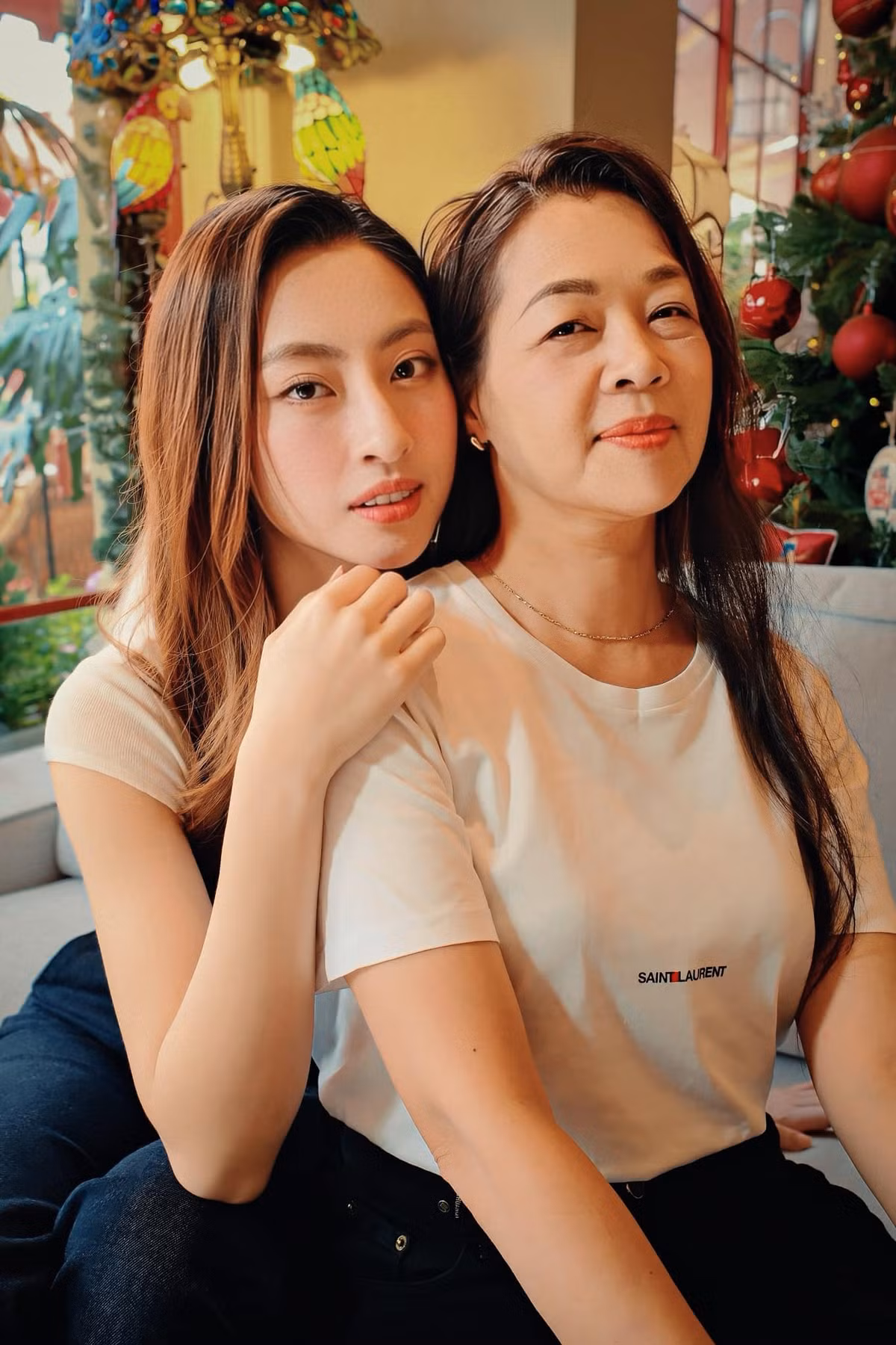 Hoa hậu Lương Thuỳ Linh cho mẹ trẻ đẹp lên sóng. Ảnh: FB Lương Thùy Linh