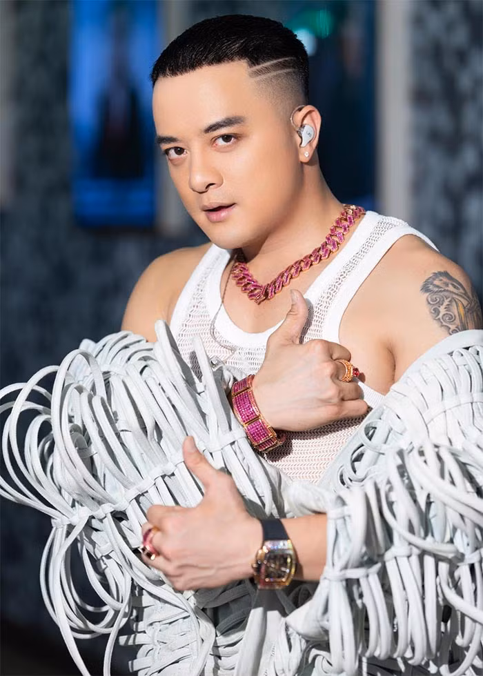 Đi hát từ năm 17 tuổi và nổi lên sau cuộc thi Sao mai điểm hẹn 2004, Cao Thái Sơn trở thành một trong những giọng nam đắt show với hàng loạt hit như: "Con đường mưa", "Pha lê tím", "Yêu thương quay về", "Cầu vồng sau mưa", "Bình yên nhé"… vào những năm 2005-2010.
