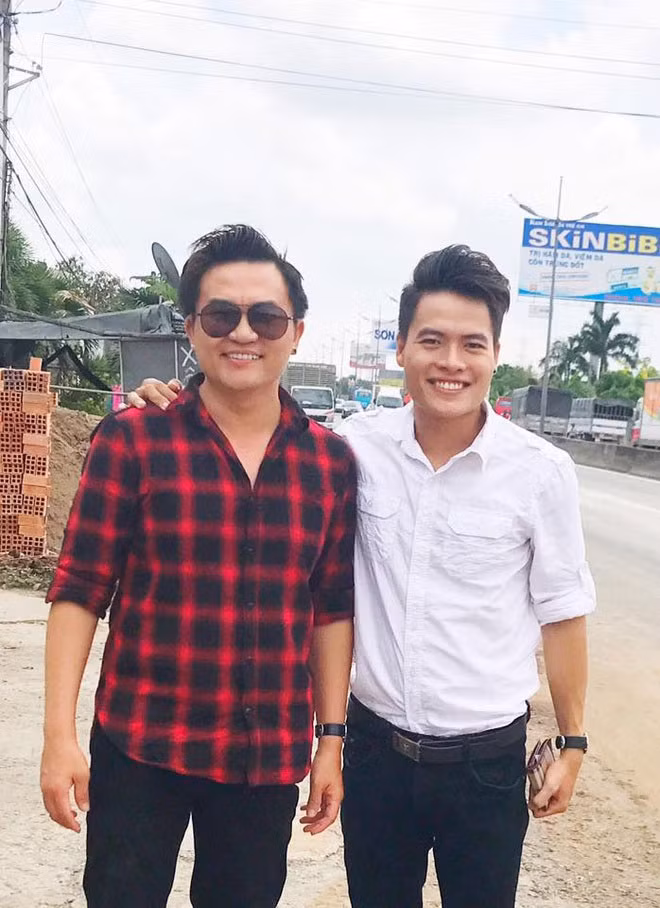 Đại Nghĩa đang sống một mình trong căn biệt thự to đẹp như cung điện. Từng có tin đồn nam MC có mối tình đồng giới với nam diễn viên Võ Tấn Phát. Tuy nhiên cả hai đều từ chối trả lời phỏng vấn những câu hỏi liên quan tới tin đồn này. (Ảnh: FB Đại Nghĩa)