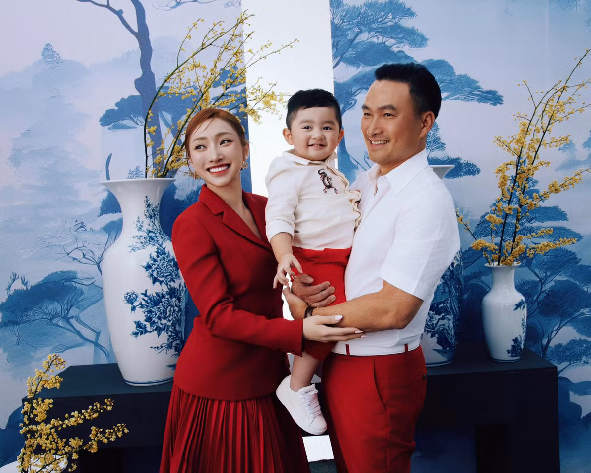  Chi Bảo và Lý Thùy Chang là một trong những cặp đôi đẹp nhất nhì showbiz Việt. Sau khi kết hôn họ đã đón chào con trai đầu lòng tên Gia Khang.