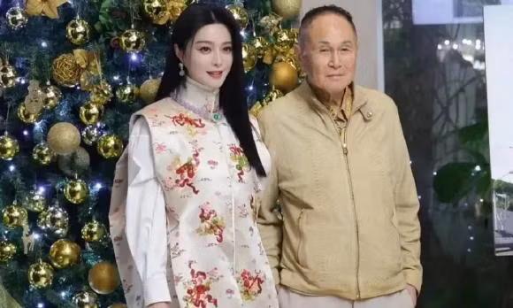 Cô vui vẻ chụp ảnh cùng các khách mời trước khi nhập tiệc. Ảnh: Thương Hiệu và Pháp Luật