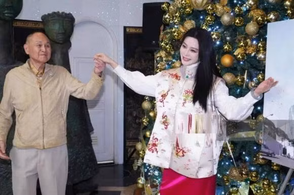 Cô còn cùng tỷ phú U90 ngẫu hứng khiêu vũ, được mọi người xung quanh cổ vũ. Ảnh: Thương Hiệu và Pháp Luật