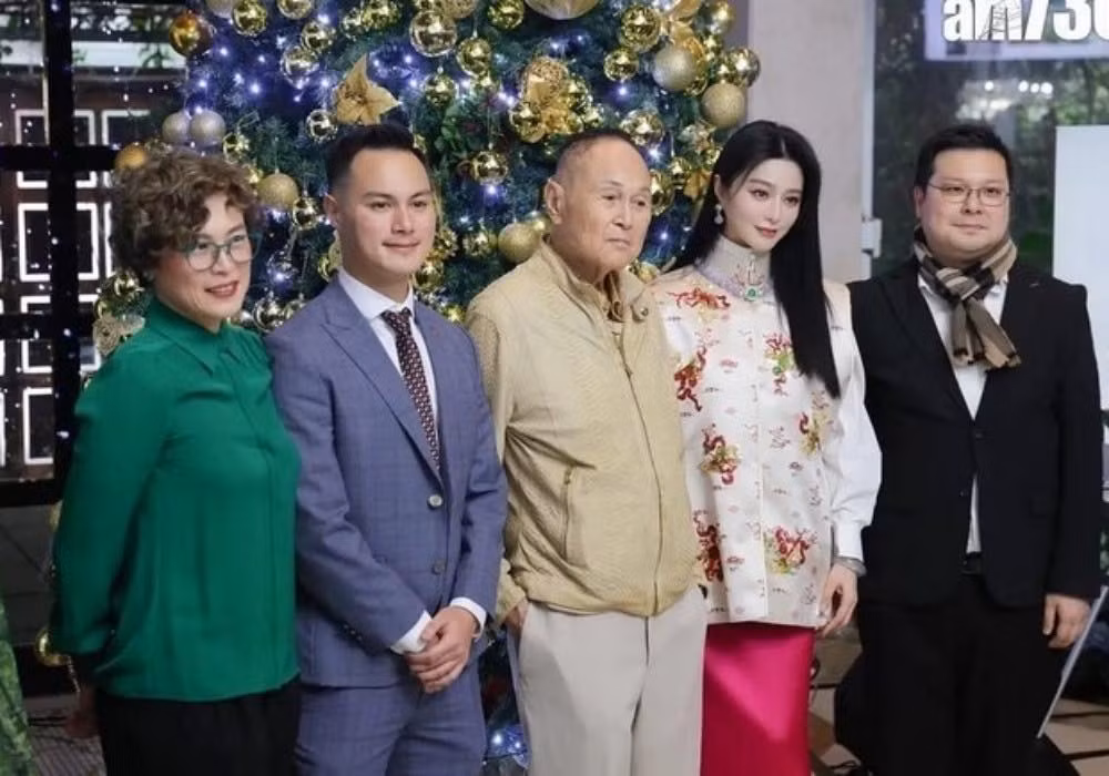 Những hình ảnh Phạm Băng Băng xuất hiện tại căn biệt thự sang trọng ở Hong Kong (Trung Quốc) của tỷ phú nổi tiếng Triệu Thế Tăng (87 tuổi) gây chú ý. Ảnh: Thương Hiệu và Pháp Luật