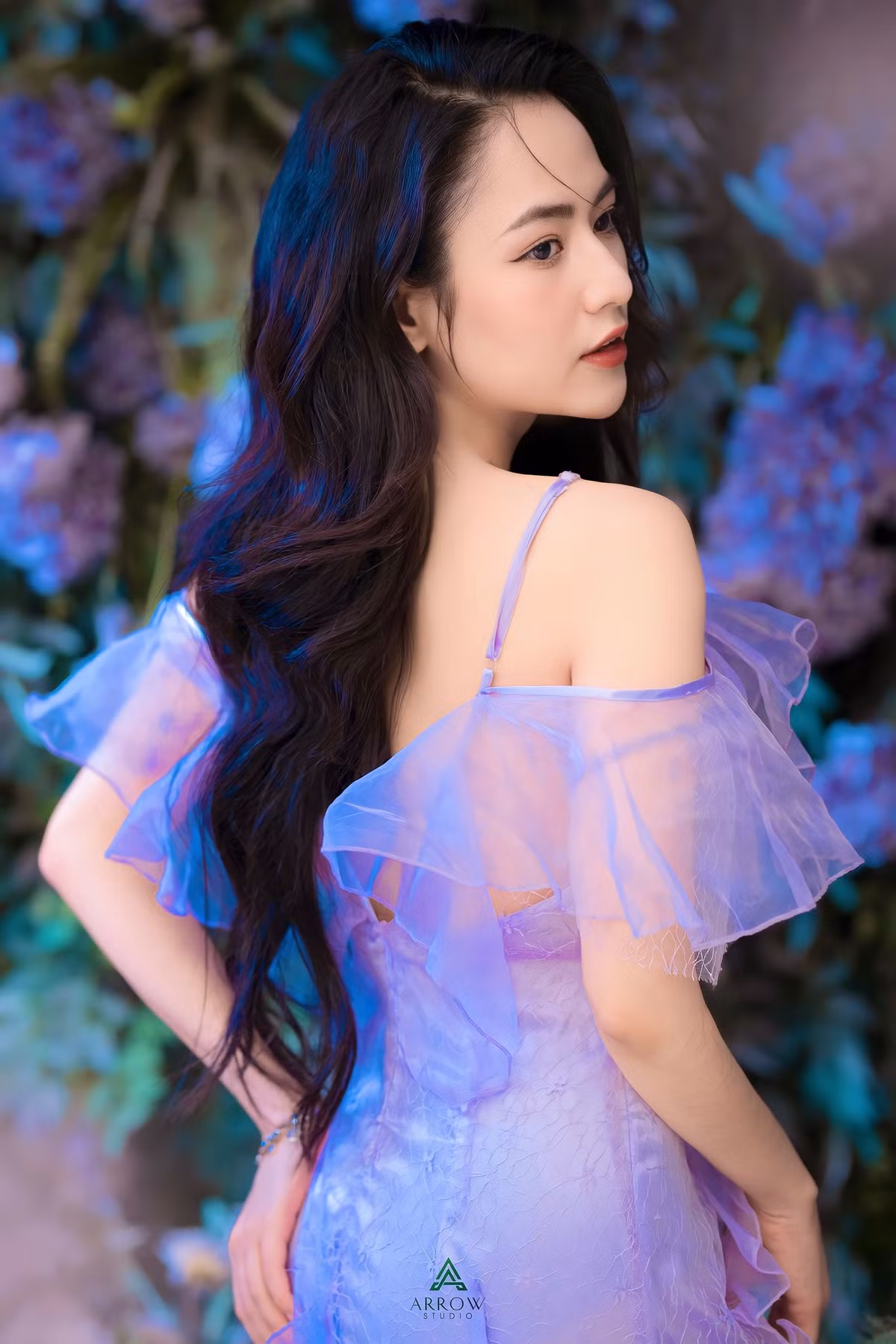 Trang phục thông thường mà Việt Hoa chọn chủ yếu là các kiểu váy thanh lịch nhã nhặn, có họa tiết hoa in ấn. Ảnh: FBNV