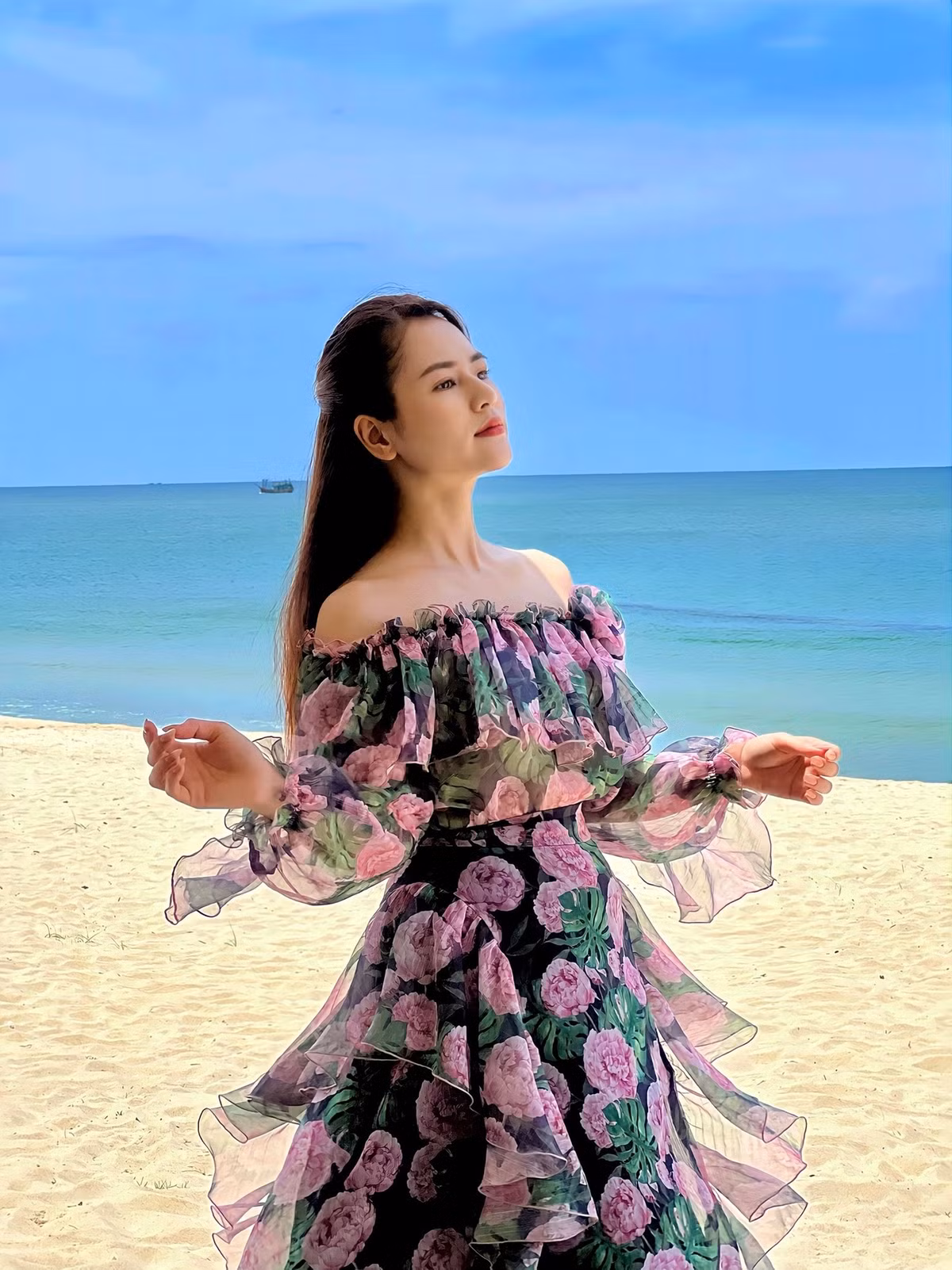 Dù có khá nhiều vai diễn đanh đá trên màn ảnh nhỏ nhưng Việt Hoa thừa nhận, ngoài đời cô khá ít nói và nhút nhát. Ảnh: FBNV