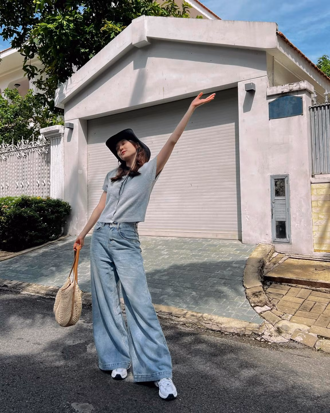 Quần jeans là item được Hải Tú khá ưa chuộng, cô thường kết hợp với áo thun đơn giản, đi giày sneaker phóng khoáng, năng động. Ảnh: FBNV
